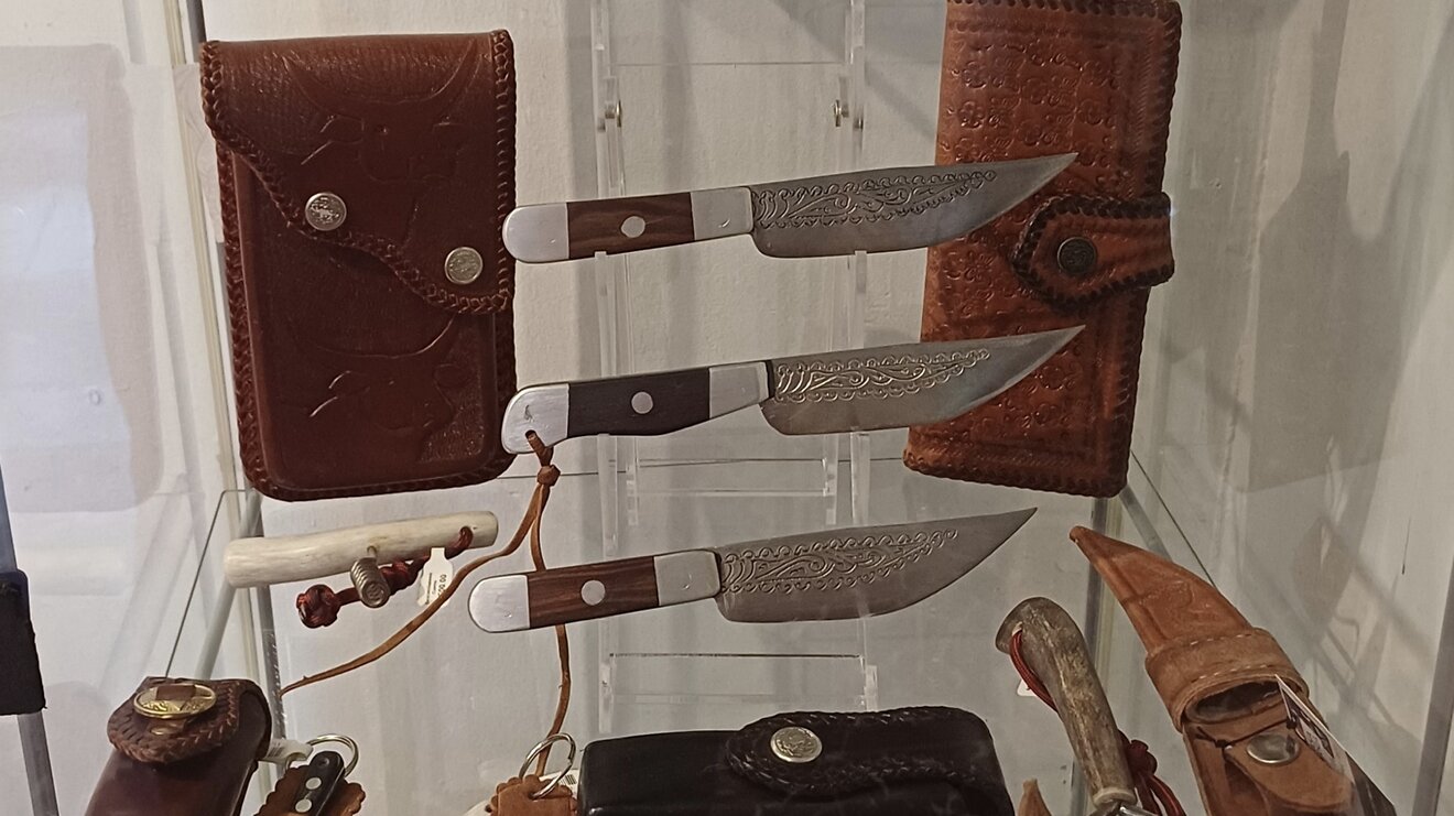 Cuchillo de acero damasco con funda de cuero curtido