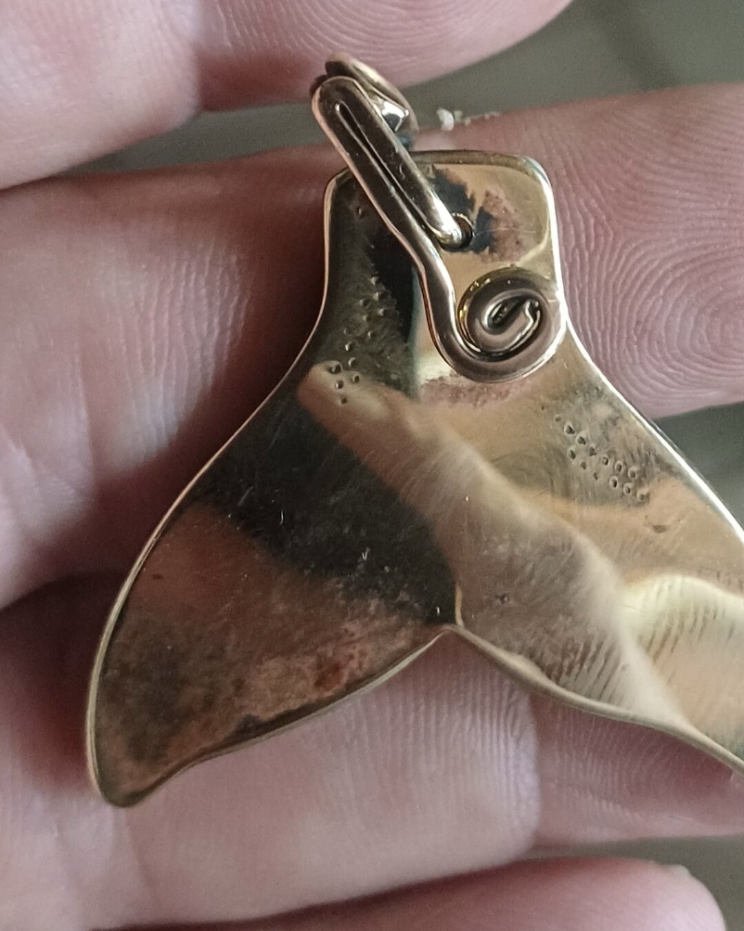 Colgante de cola de ballena en latón, hecho a mano por Zihul